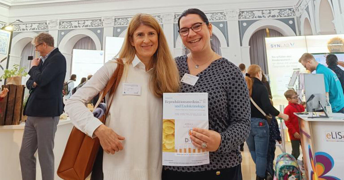 Das Foto zeigt Kerstin Eibner und Maria Ascher von Next Fertility Ulm beim IVF-Treffen in Hamburg