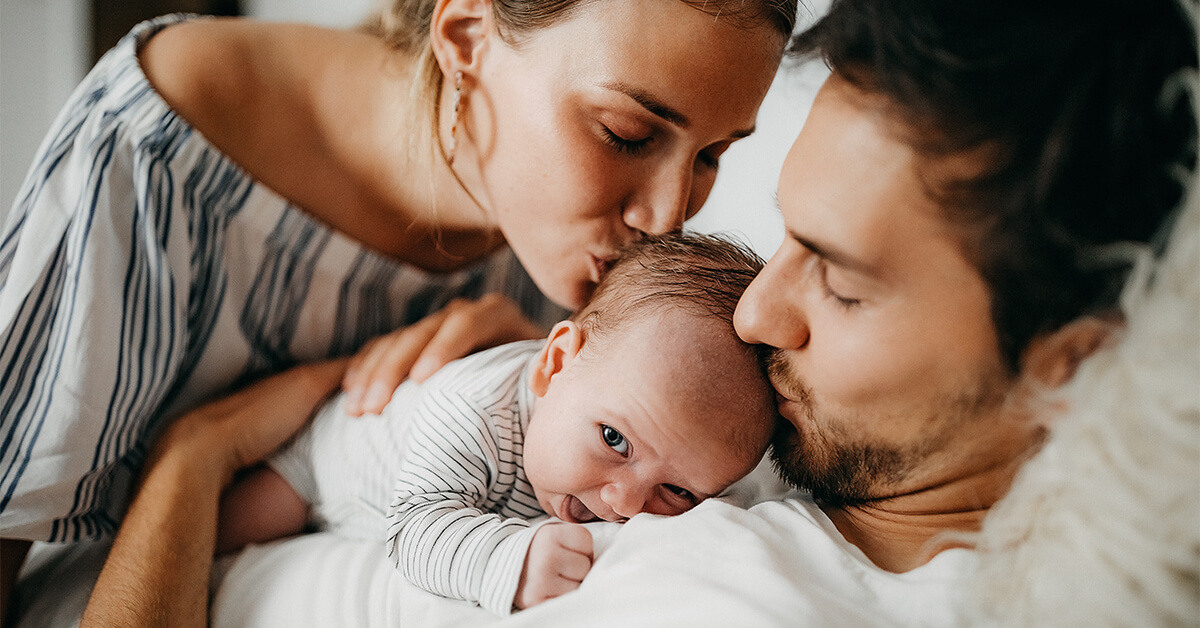 Das Bild zeigt eine Mutter und einen Vater mit ihrem Baby